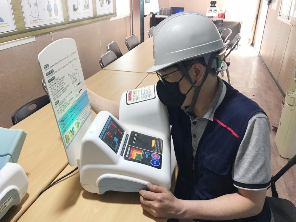 태백 부영아파트 신축공사 현장에서 근로자가 업무 투입 전 건강 체크를 하고 있다. /사진제공=부영그룹