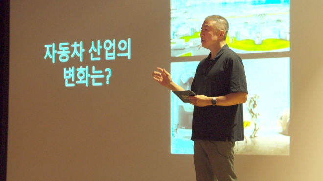 구자은 LS그룹 회장이 이달 초 경기도 안양시 LS타워 대강당에서 개최된 LS 임원세미나에 일일 연사로 나서 그룹의 리더들인 임원들을 대상으로 “양손잡이 경영에 더욱 박차를 가할 것”이라는 특별 메시지를 전달했다. 사진=LS그룹.