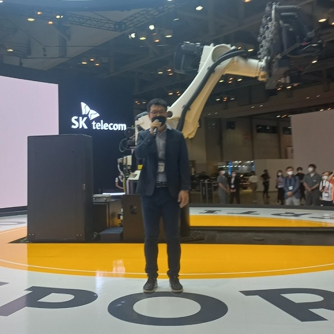 SK텔레콤 이석건 팀장이 2022 부산모터쇼에서 UAM 사업 비전을 발표하고 있다.