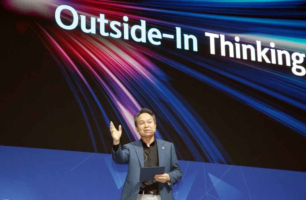 진옥동 신한은행장이 지난 15일 인천 송도 소재 송도컨벤시아에서 열린 ‘2022 하반기 경영전략회의’에서 발언하고 있다./사진=신한은행