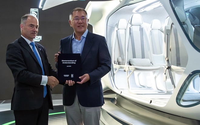 워렌 이스트롤스로이스 CEO(왼쪽)와 정의선 현대차그룹 회장. 사진=현대차그룹.