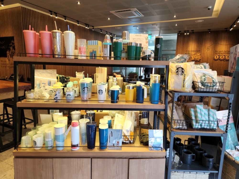 서울 시내 한 스타벅스 매장에 진열돼 있는 굿즈 모습이다./사진=나선혜기자