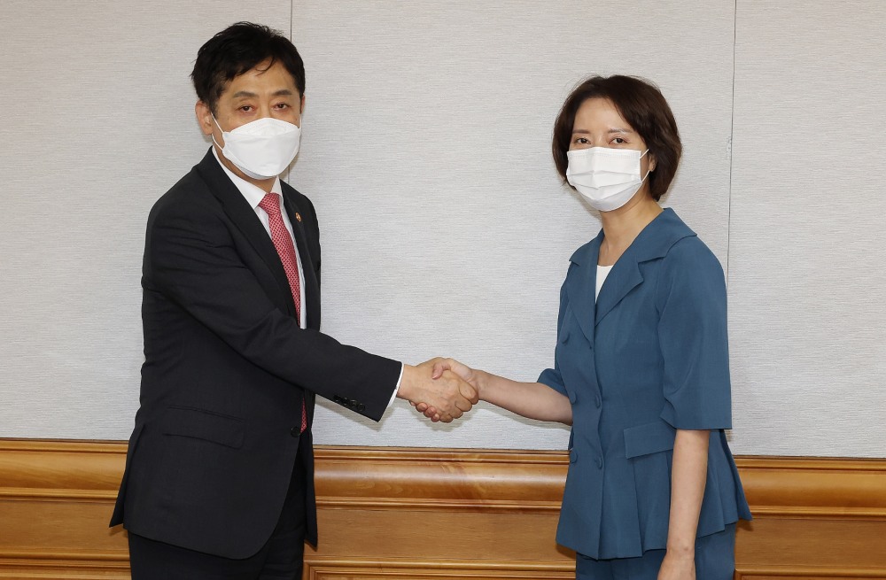 김주현 금융위원장이 29일 서울 중구 은행연합회에서 이영 중소벤처기업부 장관과 회동을 갖고 만기연장·상환유예 조치 연착륙 관련 협업체계 구축 등을 논의했다. 김 위원장(왼쪽)과 이 장관이 기념촬영을 하는 모습./사진=금융위원회(2022.07.29.)