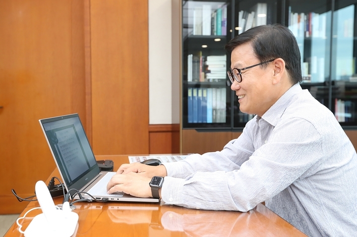 이원덕 우리은행장이 행내 시스템으로 ‘나에게 쓰는 편지’를 작성하고 있다. / 사진제공=우리은행