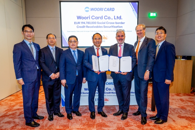 8월 3일 네덜란드 ING은행 본점에서 심상형 우리카드 부사장(왼쪽 네번째)과 게르티안반토호른 ING은행 글로벌투자부문대표(왼쪽 다섯번째), 관계자들이 ABS발행 기념 사진을 촬영하고 있다. /사진제공=우리카드