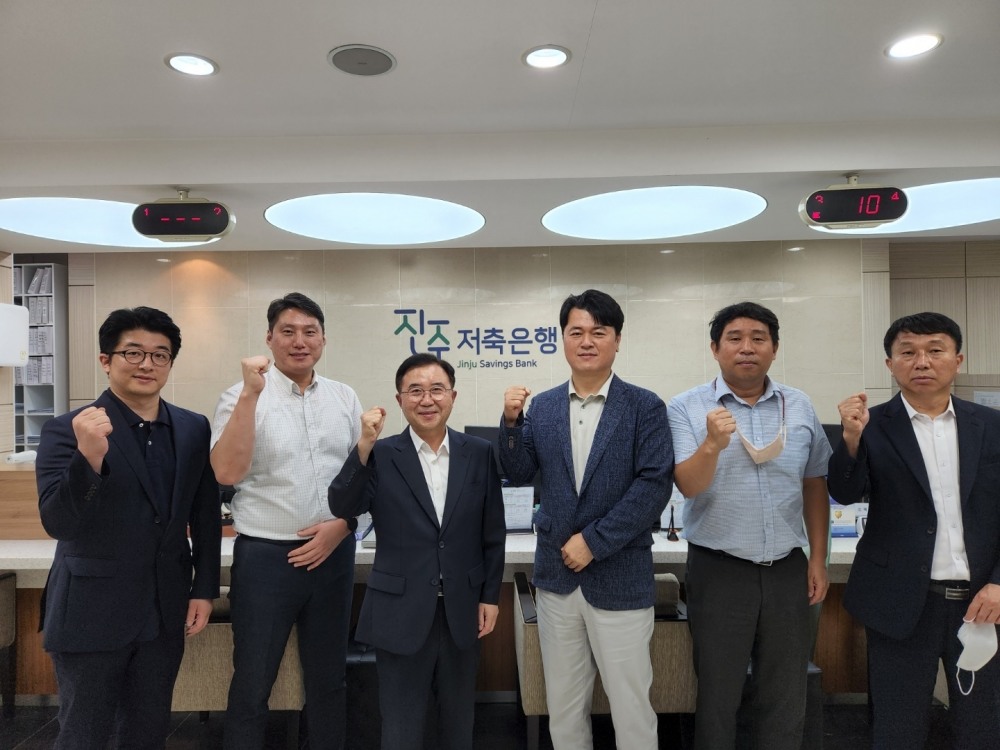 사진 왼쪽부터 노상호 바이너리티 대표이사와 김대희 진주저축은행 신용금융팀장, 박기권 진주저축은행 대표이사, 심육섭 엔투소프트 전무이사, 윤성희 진주저축은행 전무이사, 이용환 진주저축은행 부산지점 지점장. /사진제공=진주저축은행