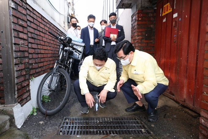 10일 오전 상도동 반지하 침수 사망사고 현장을 찾은 원희룡 국토교통부 장관 / 사진=국토교통부
