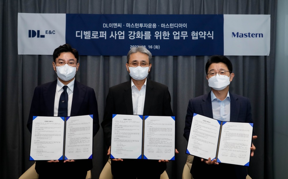 DL이앤씨 권수영 주택사업본부장(가운데), 마스턴투자운용 김대형 대표이사(우측), 마스턴디아이 김대원 대표이사(좌측)가 16일 DL이앤씨 본사에서 ‘디벨로퍼 사업 강화를 위한 업무협약’을 체결하고 기념촬영을 하는 모습. /사진제공=DL이앤씨
