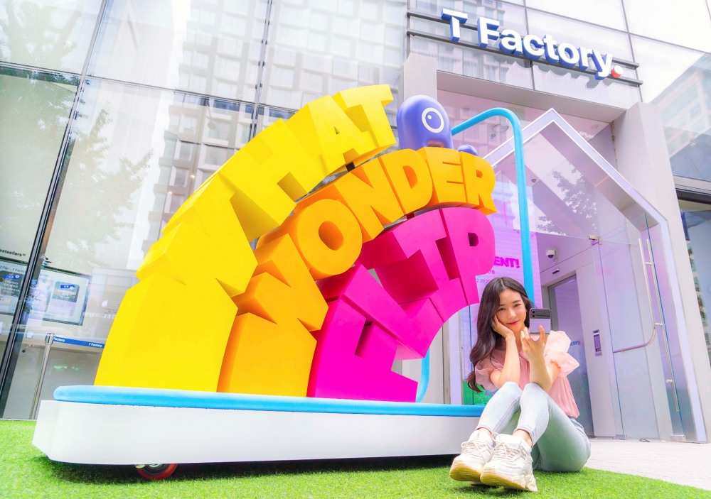 SK텔레콤 홍보모델이 홍대 ICT멀티플렉스 T팩토리에 설치된 원더플립 체험존을 소개하고 있다. 사진=SK텔레콤