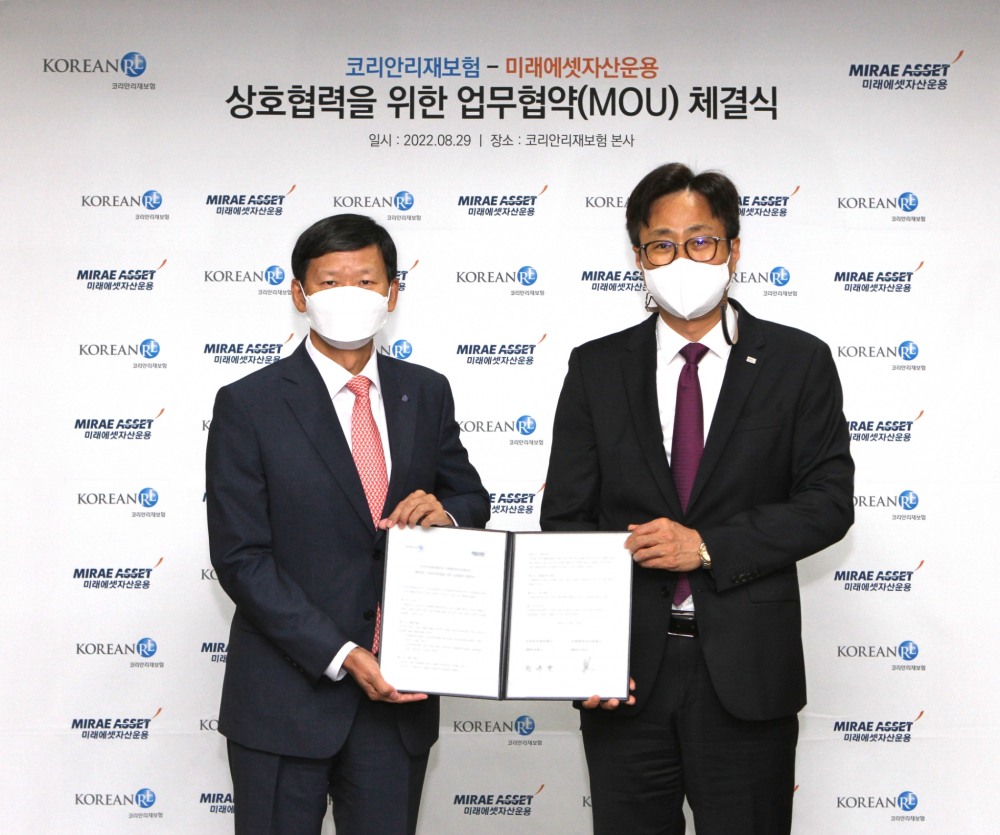 미래에셋자산운용과 코리안리는 지난 29일 종로구 수송동 코리안리 빌딩에서 해외법인자금 위탁운용을 위한 양해각서를 체결했다. 왼쪽부터 원종규 코리안리재보험 대표이사 사장, 이병성 미래에셋자산운용 대표이사 / 사진제공= 미래에셋자산운용(2022.08.30)