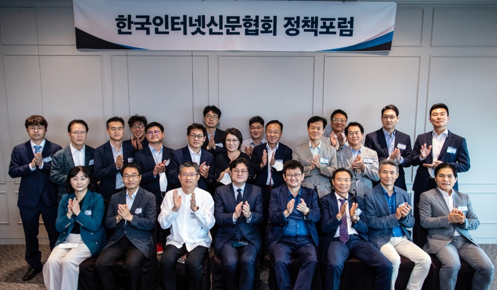 ▲2022년 8월 30일 한국인터넷신문협회 정책포럼에 참석한 홍익표 더불어민주당 의원(앞줄 왼쪽에서 네번째)과 인터넷신문 대표들이 포즈를 취하고 있다. (사진=인신협 제공)