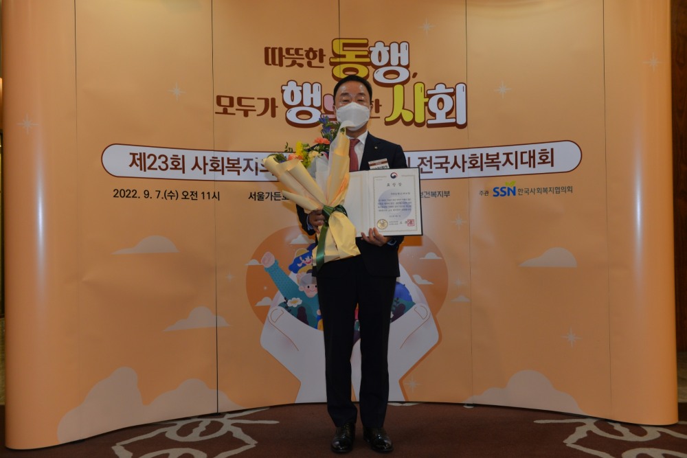 최문섭 대표이사가 지난 7일 서울 마포구 소재 가든호텔에서 열린 제 23회 사회복지의 날 기념식에서 보건복지부 장관 표창을 수상 후 기념사진 촬영을 하고 있다./사진=농협손해보험