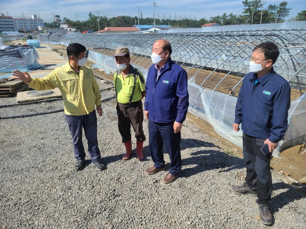신상종 NH농협생명 부사장이 포항농협 정창교 조합장과 만나 관내 피해지역 현장을 살피고 있다./사진=농협생명