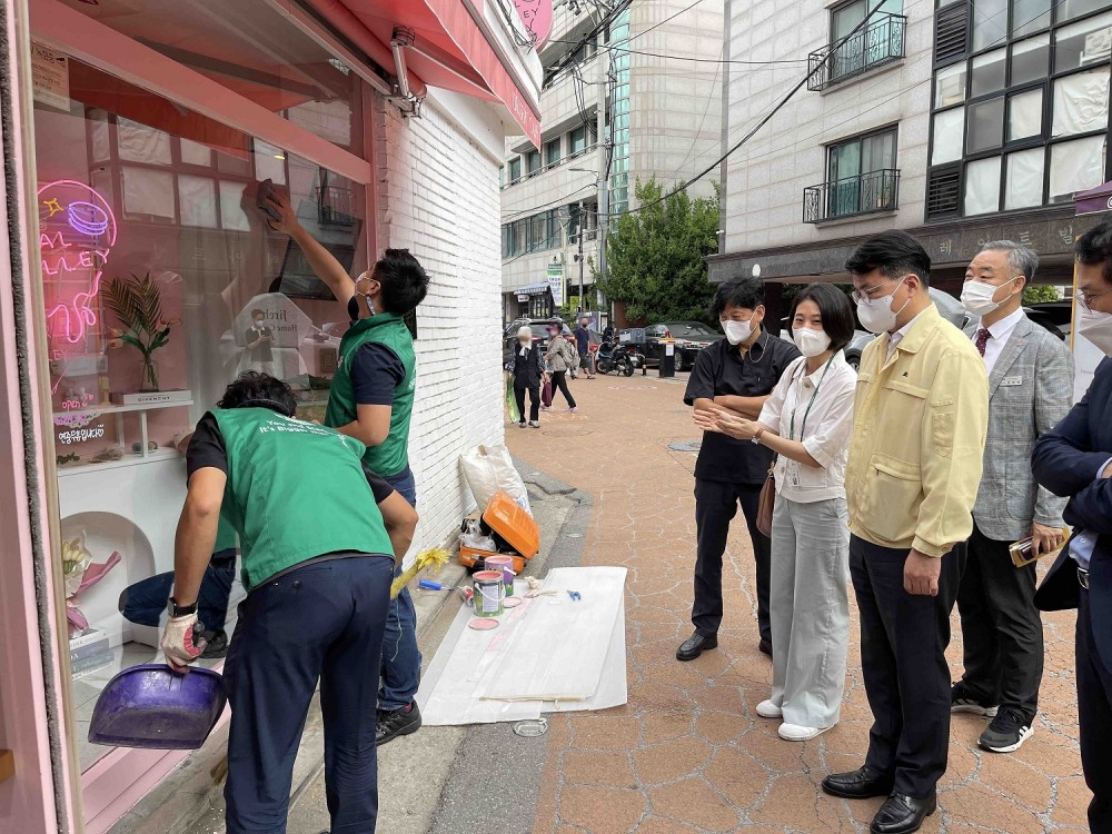 조주현 중기부 차관(오른쪽 세번째)이 스타벅스의 소상공인 카페 복구 지원 현장을 방문했다./사진제공=스타벅스커피코리아