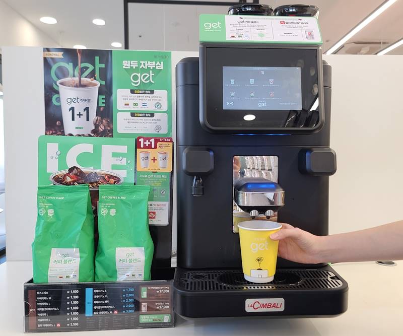 고물가에 편의점 업계도 반값 전쟁에 동참했다. CU는 지난 13일부터 즉석원두커피 1+1 행사를 진행 중이다./사진제공=BGF리테일
