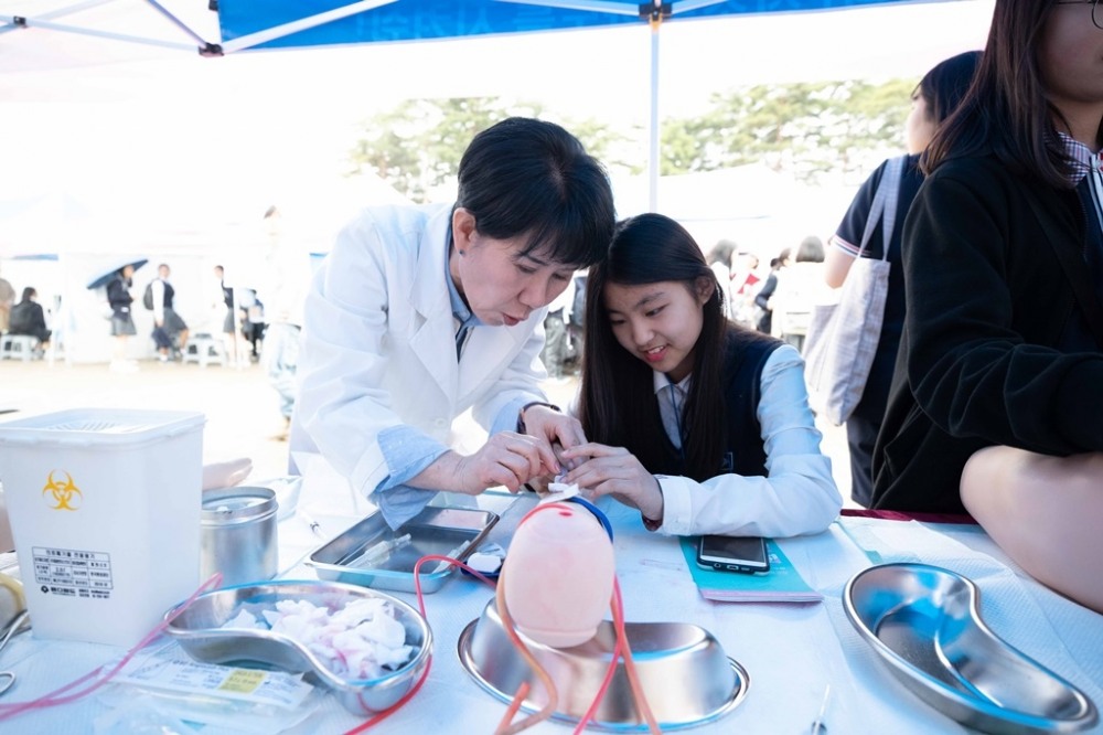 학생들이 마포진로박람회에서 직업체험을 하는 모습./사진제공=마포구