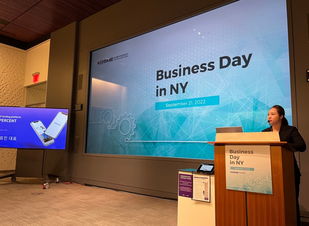 이효진 8퍼센트 대표가 현지시간 21일 뉴욕대학교 킴멜 센터(Kimmel Center)에서 회사를 소개하고 있다. /사진제공=8퍼센트