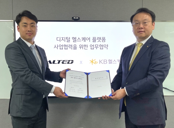 KB헬스케어는 23일 서울시 강남구 역삼동에 위치한 KB헬스케어 본사에서 KB헬스케어 최낙천 대표와 디지털 헬스케어 기업 솔티드 조형진 대표를 비롯한 주요 실무진이 참석한 가운데 바른 자세 코칭 서비스 공동 개발을 위한 업무협약(MOU)을 체결했다./사진=KB손해보험