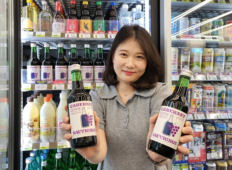 CU가 1인가구 혼술족을 겨냥해 소주병에 담긴 소용량 와인 '와인 반병 까쇼'을 28일 출시한다./사진제공=BGF리테일