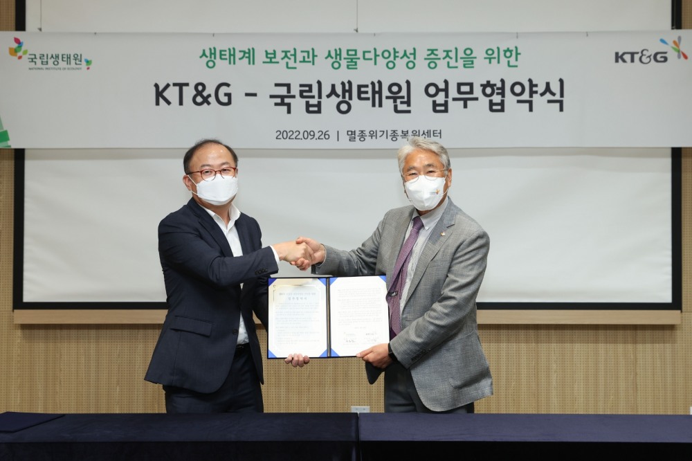 이상학 KT&G 지속경영본부장(왼쪽)과 조도순 국립생태원장(오른쪽)이 업무협약식에서 기념사진을 촬영하는 모습./ 사진제공 = KT&G