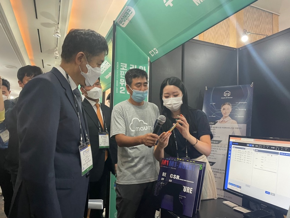 김주현 금융위원장이 인슈어테크 마인즈랩 부스에 방문해 인공지능 상담 과정을 살펴보고 있다./사진=전하경 기자