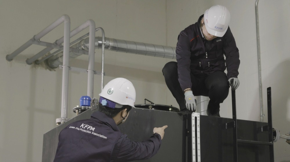 화재보험협회 직원이 안전점검을 하고 있는 모습./사진=화재보험협회