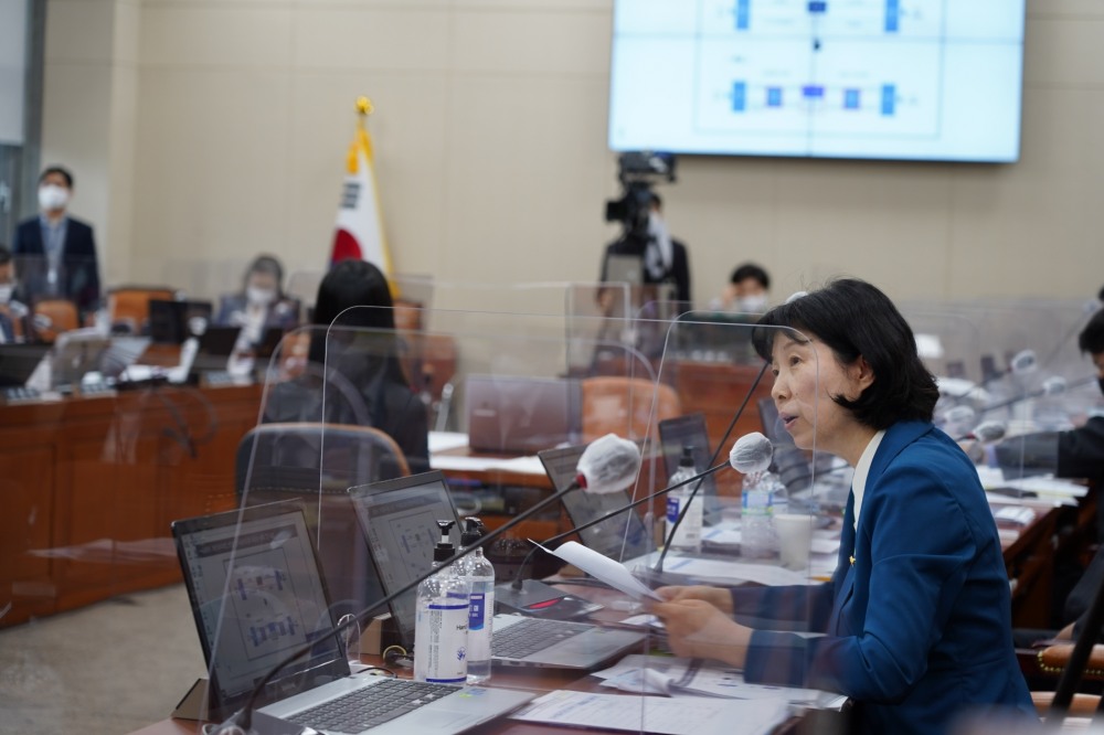 스타벅스가 2503억원에 달하는 고객선불충전금을 고위험, 고수익 기업 어음에 투자하는 것으로 나타났다./사진=양정숙 의원실