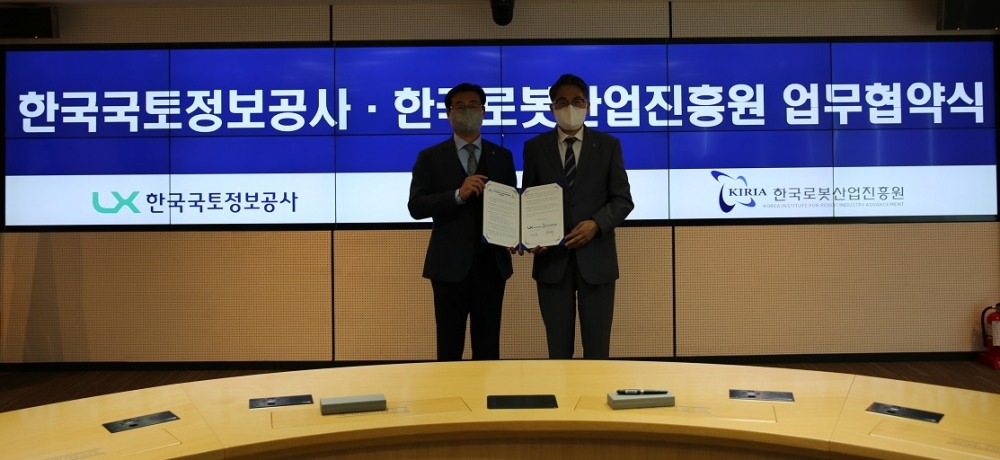 LX공사 김정렬 사장(오른쪽)과 로봇산업진흥원 손웅희 원장(왼쪽)이 10월11일 LX서울지역본부에서 ‘로봇 분야 공간정보 구축 및 활성화’를 위한 MOU를 체결했다. / 사진제공=LX공사