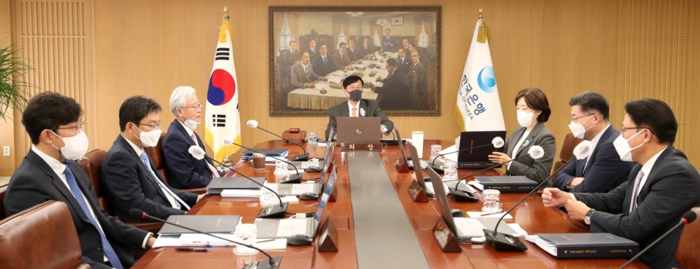 이창용 한국은행 총재가 12일 오전 서울 중구 한국은행에서 열린 금융통화위원회 본회의에서 회의를 주재하고 있다. 7인 체제로 열리는 금통위 모습. / 사진제공= 한국은행(2022.10.12)