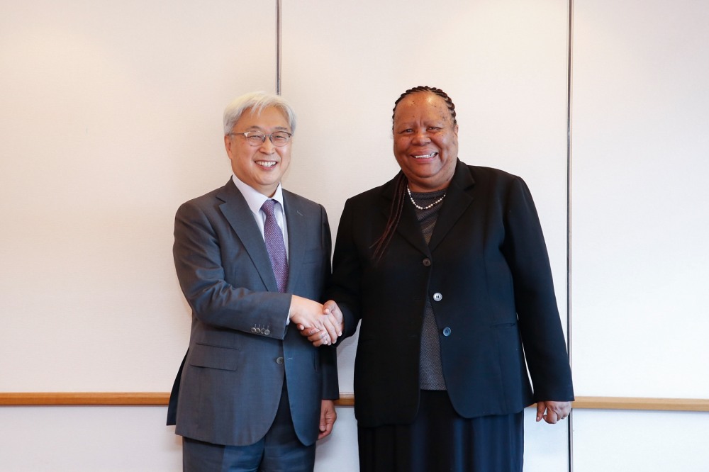 이인용 삼성전자 CR담당 사장(사진 왼쪽)이 12일 서울에서 그레이스 날레디 만디사 판도 남아프리카공화국 국제협력부장관을 만나 삼성전자 CSR 활동을 소개하고 '2030 부산세계박람회' 유치 지지를 요청했다. 사진=삼성전자