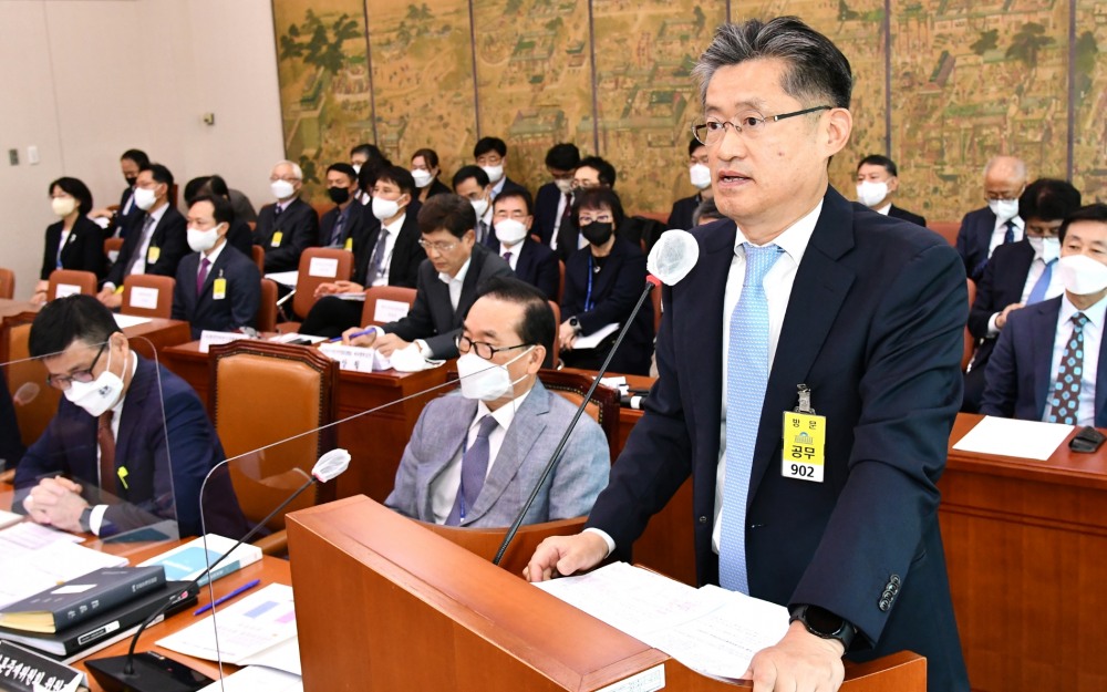 이의춘 한국인터넷신문협회 회장이 2022년 10월13일 국회에서 열린 문화체육관광위원회 국정감사에 참고인으로 출석해 발언하고 있다.<사진=인신협>