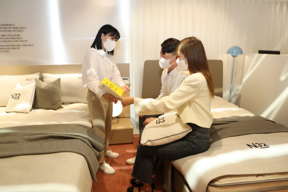 N32 매장에서 침대를 구경하는 고객./ 사진제공 = 롯데쇼핑