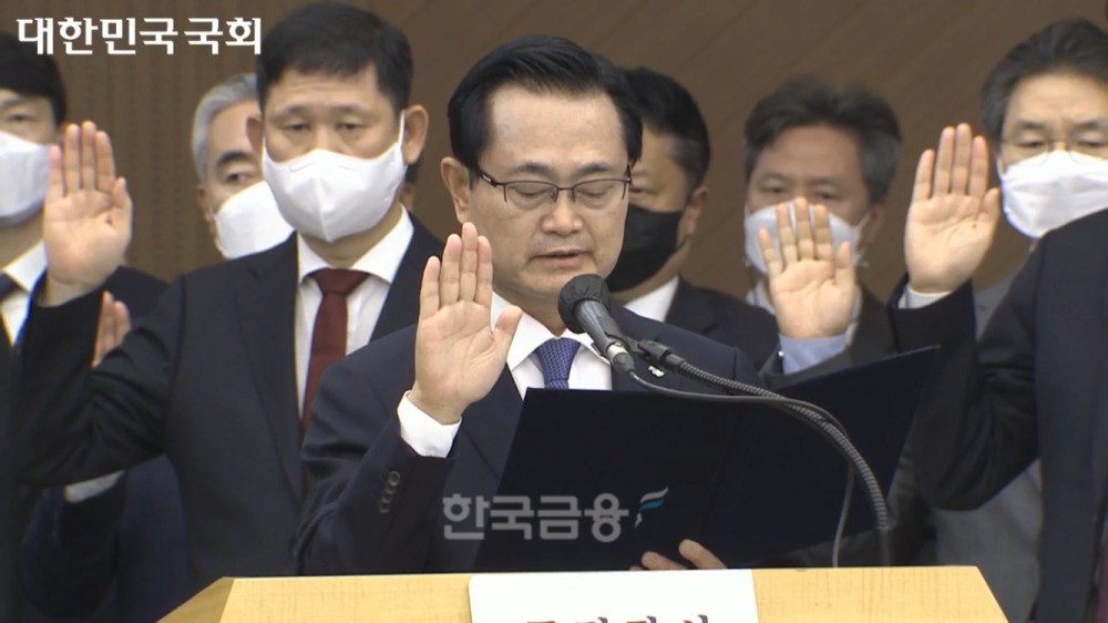 권남주 한국자산관리공사 사장(가운데)이 17일 부산 남구 부산국제금융센터에서 열린 국회 정무위원회의 국정감사에 출석했다. / 사진=국회의사중계시스템 중 갈무리