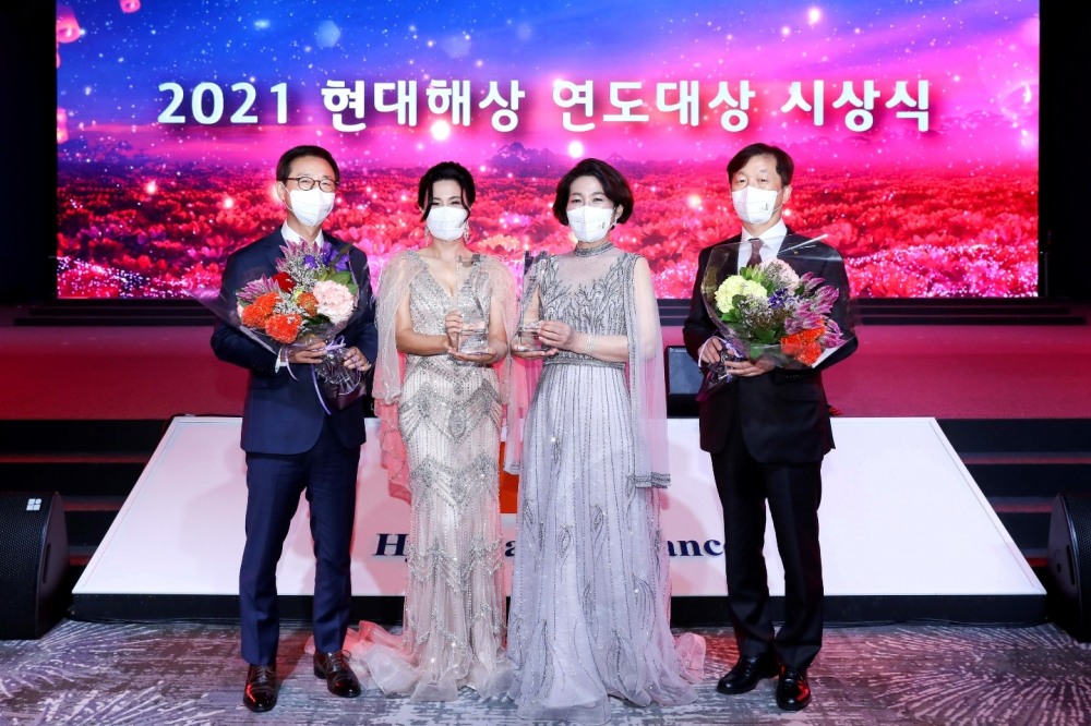 18일 서울 워커힐 호텔에서 열린 '2021 연도대상 시상식'에 참석한 조용일 대표이사(왼쪽 첫 번째), 대리점부문 대상 이경희 씨(왼쪽 두 번째), 설계사부문 대상 이민숙 씨(왼쪽 세 번째), 이성재 대표이사(왼쪽 네 번째)가 기념사진을 촬영하고 있다./사진=현대해상