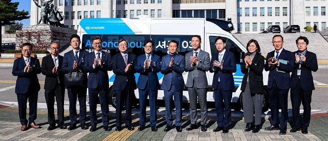 (왼쪽부터) 신승환 현대차 상무, 오웅 국회사무처 관리국장, 이청휴 현대차 전무, 홍형선 국회사무처 사무차장, 박장호 국회사무처 입법차장, 공영운 현대차 사장, 이광재 국회사무총장, 장웅준 현대차 전무, 김상수 국회사무처 기획조정실장, 김수영 현대차 상무, 김명진 국회사무처 방송국장, 정환철 국회사무처 공보기획관. 제공=현대차.