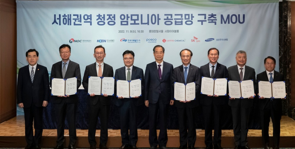 삼성엔지니어링 최성안 사장(왼쪽 두번째)이 참여사 대표들과 기념촬영을 하고 있다. / 사진제공=삼성엔지니어링