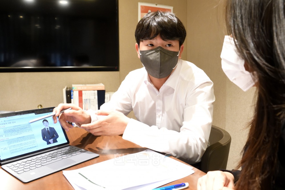 유진투자증권(대표 유창수·고경모) PB(Private Banker·고액 자산가 자산관리 전문가)가 인공지능(AI·Artificial Intelligence) 설명 콘텐츠(Contents·제작물)를 활용해 고객과 상담하고 있는 모습./사진=유진투자증권