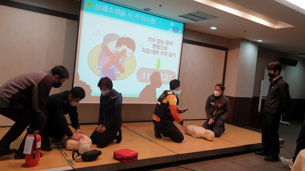 무주덕유산리조트 직원들이 겨울철 안전사고 대비 현장 대응 교육을 듣고 있다./사진제공=부영그룹