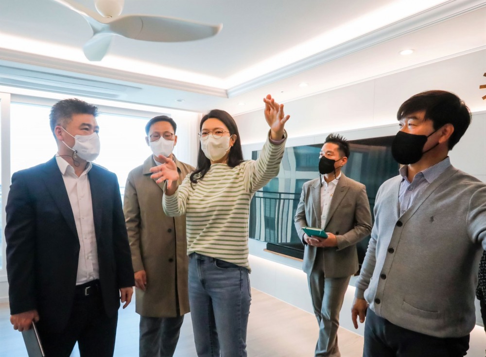 DL이앤씨 직원들이 지난 18일 경기 파주 ‘e편한세상 운정 어반프라임’ 현장에서 개최한 ‘홈커밍 데이’ 행사에서 입주민과 상품 개선점에 대한 소통을 나누고 있다./사진제공=DL이앤씨