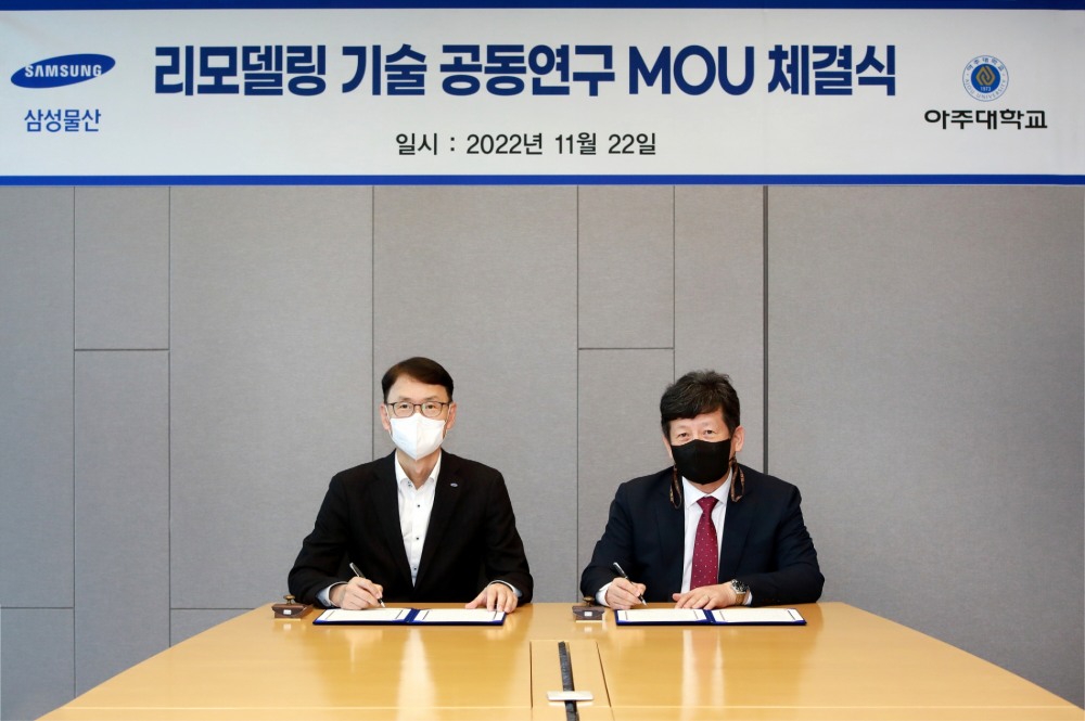 삼성물산 최영우 건축주택사업부장(사진 왼쪽)과 아주대학교 김경래 부총장이 리모델링 기술 공동연구 업무협약 체결식에 참석해 서명하고 있다. / 사진제공=삼성물산 건설부문