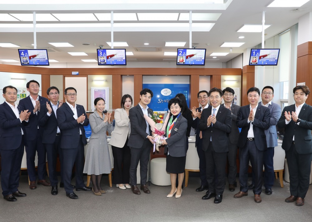 강신숙 Sh수협은행 은행장(가운데)이 제주지역금융본부를 찾아 현장경영을 마치고 직원들과 기념촬영을 하는 모습. / 사진제공=수협은행