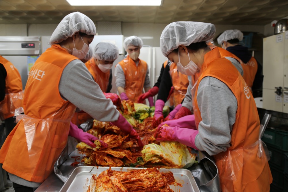 한화손해보험 신입사원 27명이 지역 소외계층을 위해 '김장김치 나눔' 활동을 실시했다./사진=한화손해보험