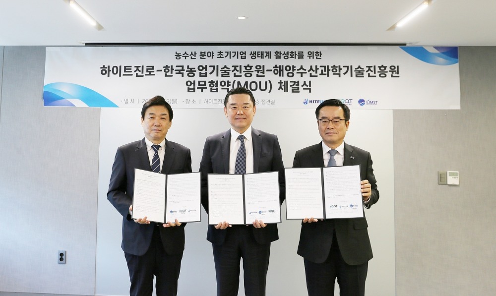 (왼쪽부터) 오운열 해양수산과학기술진흥원 원장, 김인규 하이트진로 대표이사, 안호근 한국농업기술진흥원 원장이 기념사진을 촬영하고 있다./ 사진제공 = 하이트진로