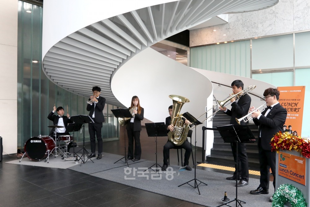 미래에셋센터원빌딩 1층 로비에서 진행되고 있는 ‘미래에셋증권(대표 최현만‧이만열) 런치 콘서트(Concert‧연주회)’ 현장./사진=미래에셋증권