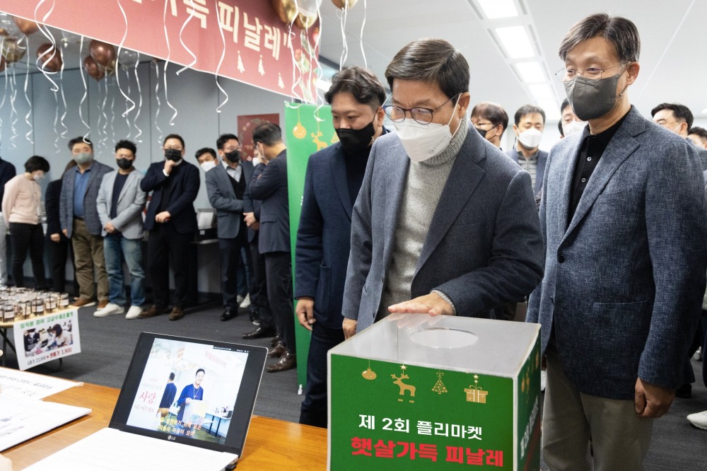 서재환 금호건설 대표이사(가운데), 조완석 금호건설 부사장(오른쪽)을 비롯한 금호건설 임직원들이 9일 서울 종로구 공평동 금호건설 본사에서 열린 플리마켓 ‘햇살가득 피날레’ 행사에 참여하고 있다. / 사진제공=금호건설