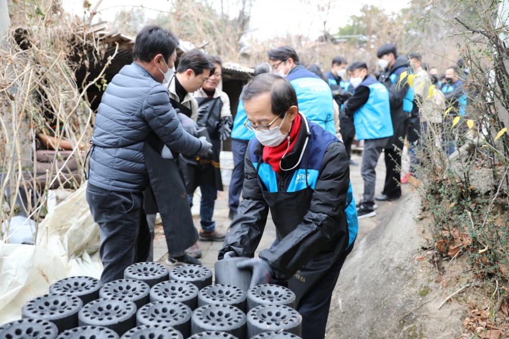 한국부동산원 손태락 원장 및 임직원과 강대식 국회의원이 연탄나눔 봉사활동을 하고 있다. / 사진제공=한국부동산원