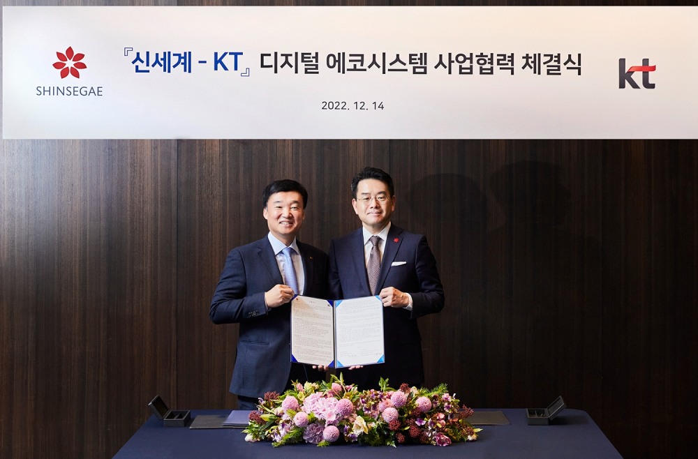 이마트 강희석 대표(오른쪽)와 KT 윤경림 그룹Transformation부문장./ 사진제공 = 신세계