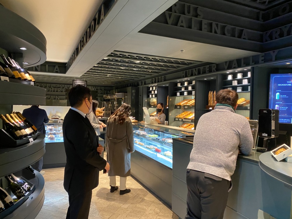 서울의 한 특급호텔에서 고객들이 베이커리 제품을 구경하고 있다./ 사진촬영 = 홍지인 기자
