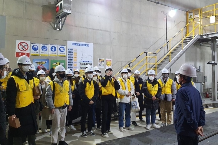 SR은 20일 우송대학교 철도물류대학 재학생 60명을 SRT 철도 실무현장에 초빙해 철도 서비스, 안전 등 현장 실습교육을 전개했다./사진제공=SR