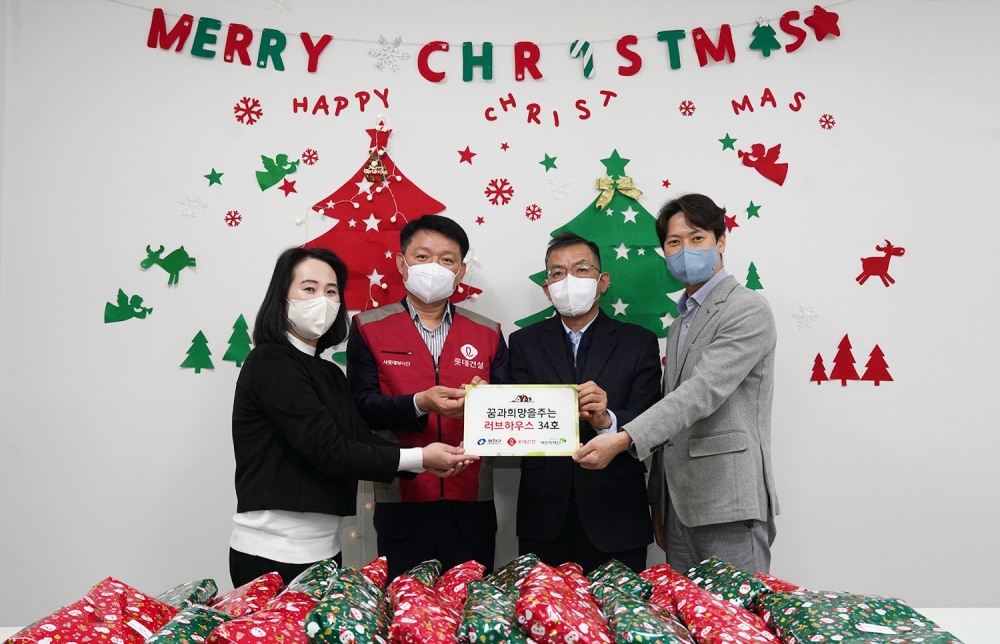 왼쪽부터 행복한지역아동센터 김지연 센터장, 롯데건설 공성태 상무, 광진구청 강선경 아동청소년과장, 초록우산어린이재단 차동범 나눔사업팀장이 기증판 전달식에 참여해 사진을 촬영하고 있다. / 사진제공=롯데건설